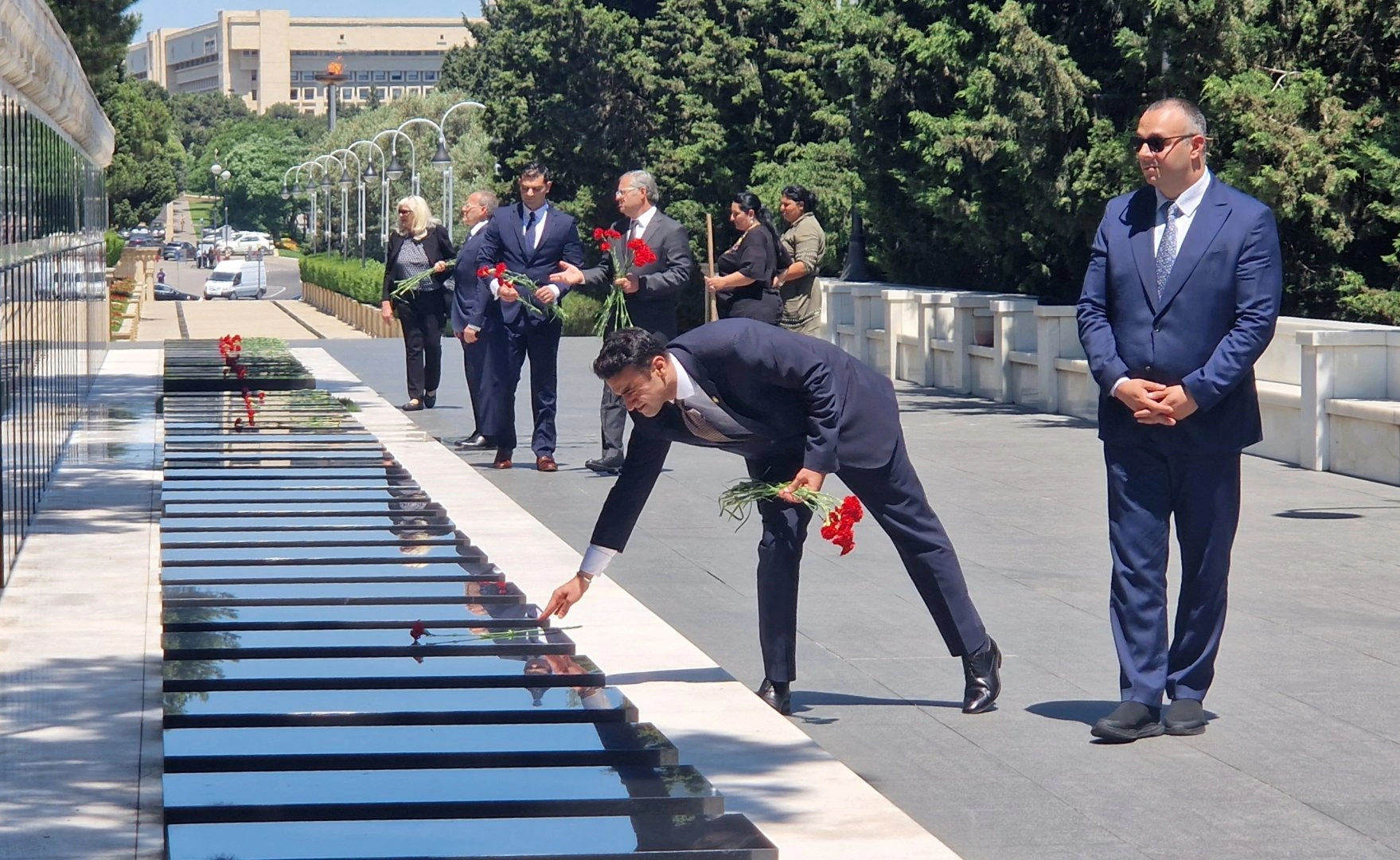U.S. Congress delegation visits Alley of Martyrs in Baku (PHOTO)