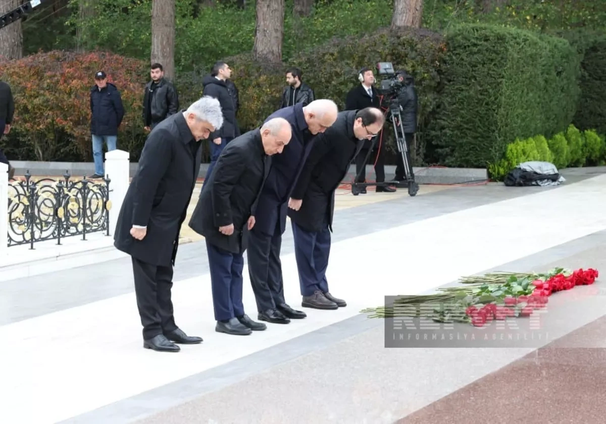 Azerbaijani officials pay tribute to Heydar Aliyev on 22nd anniversary of his death PHOTO