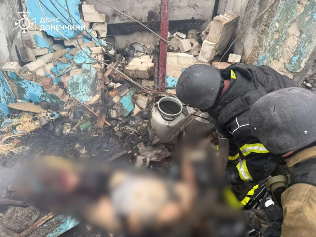 Ukraine's Donetsk endures intense shelling as civilians flee front lines PHOTO