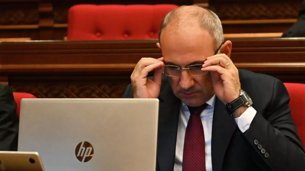 Pashinyan studies Russian, urges civil servants to expand language skills