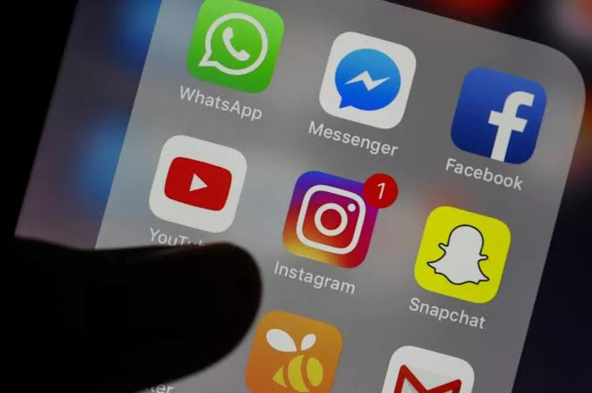 Iran lifts ban on foreign messaging apps in government agencies