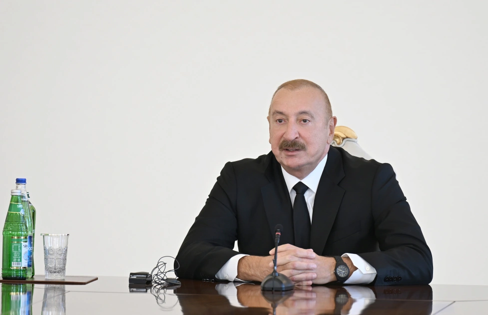 President Ilham Aliyev receives participants of international conferences held in Baku (PHOTO)