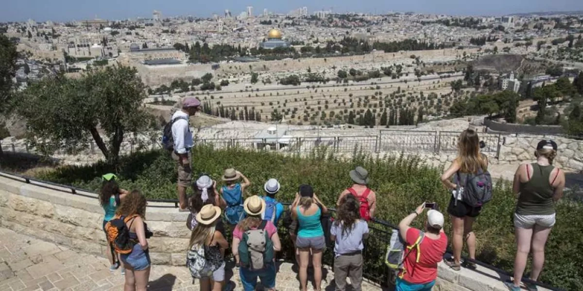 Tourism amid turmoil: Russian visitors enter Israel despite regional strikes