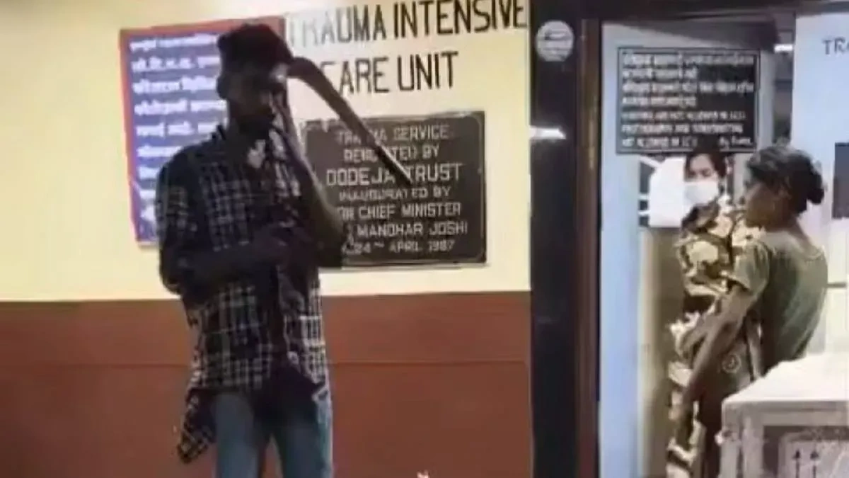 Shock as man waits calmly in Mumbai hospital with machete in head VIDEO