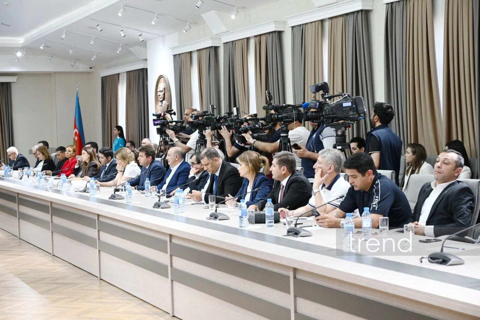 Azerbaijani MEDIA organizes public discussion of new draft law (PHOTO)