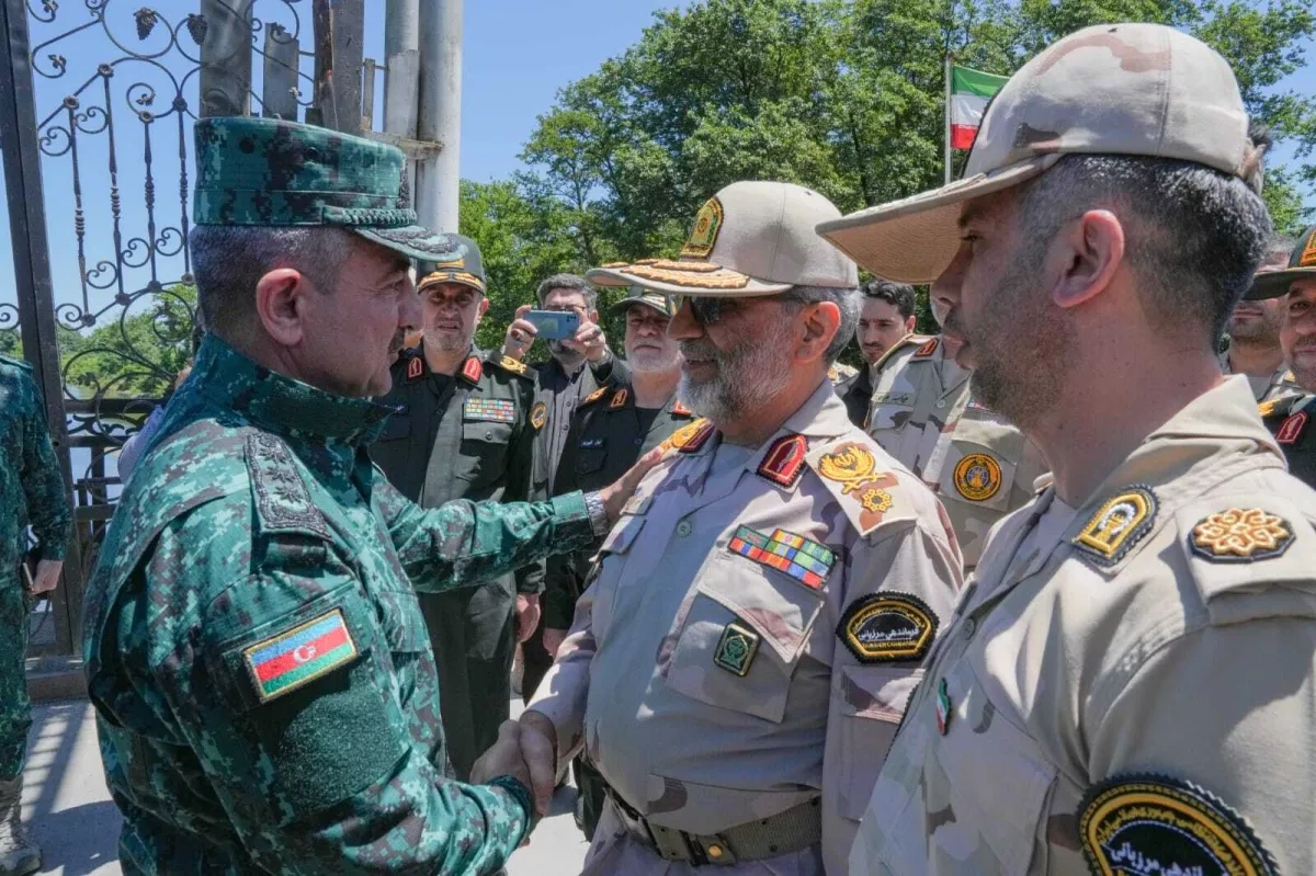 Senior Azerbaijani, Iranian border generals meet at frontier PHOTO