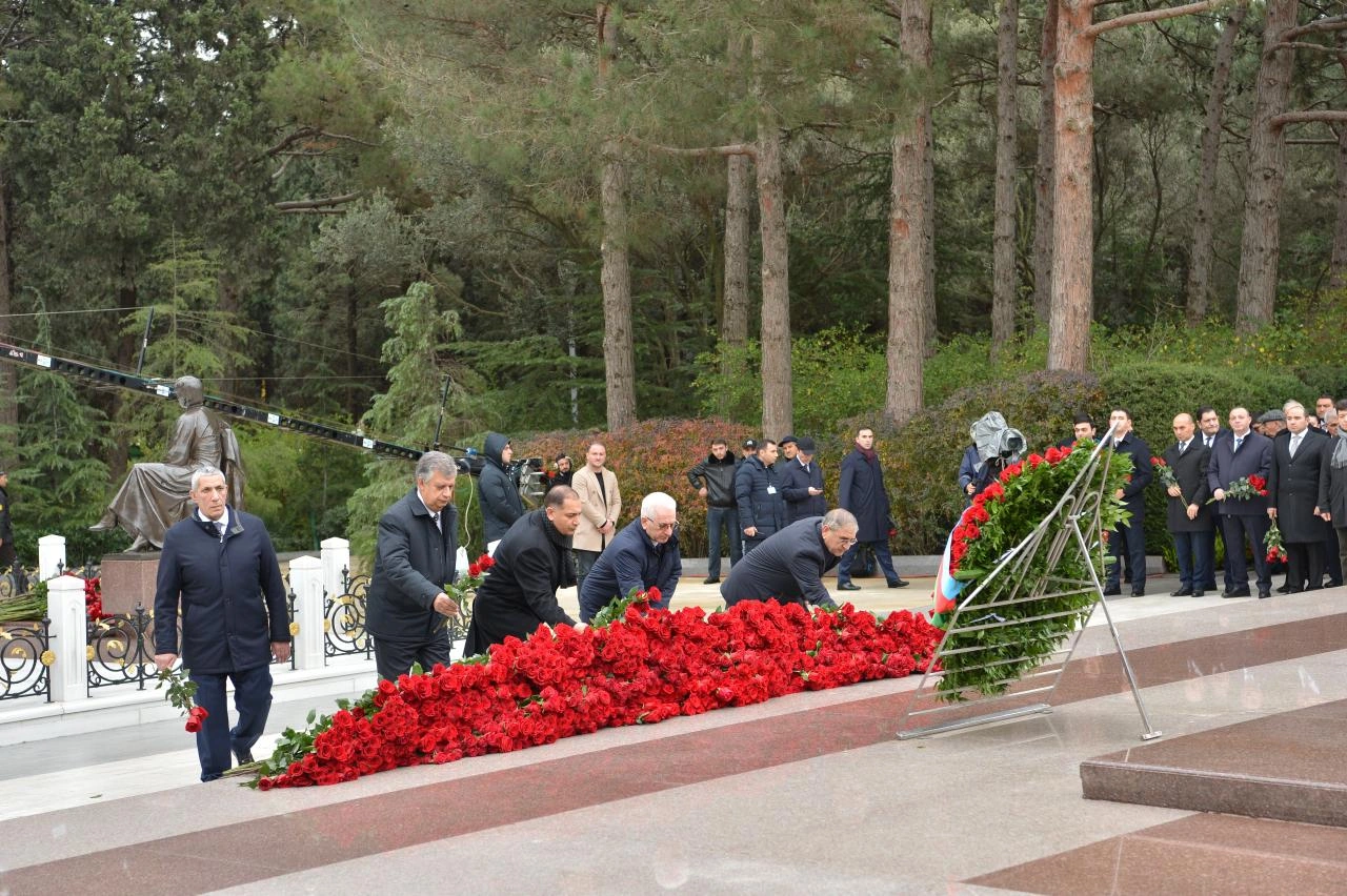 Azerbaijani Parliament staff commemorate National Leader Heydar Aliyev at Alley of Honor (PHOTO)