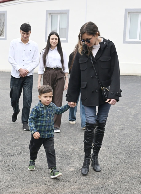 President Ilham Aliyev, First Lady Mehriban Aliyeva inspect restoration of individual houses and infrastructure in Khanoba village of Khojavend (PHOTO)