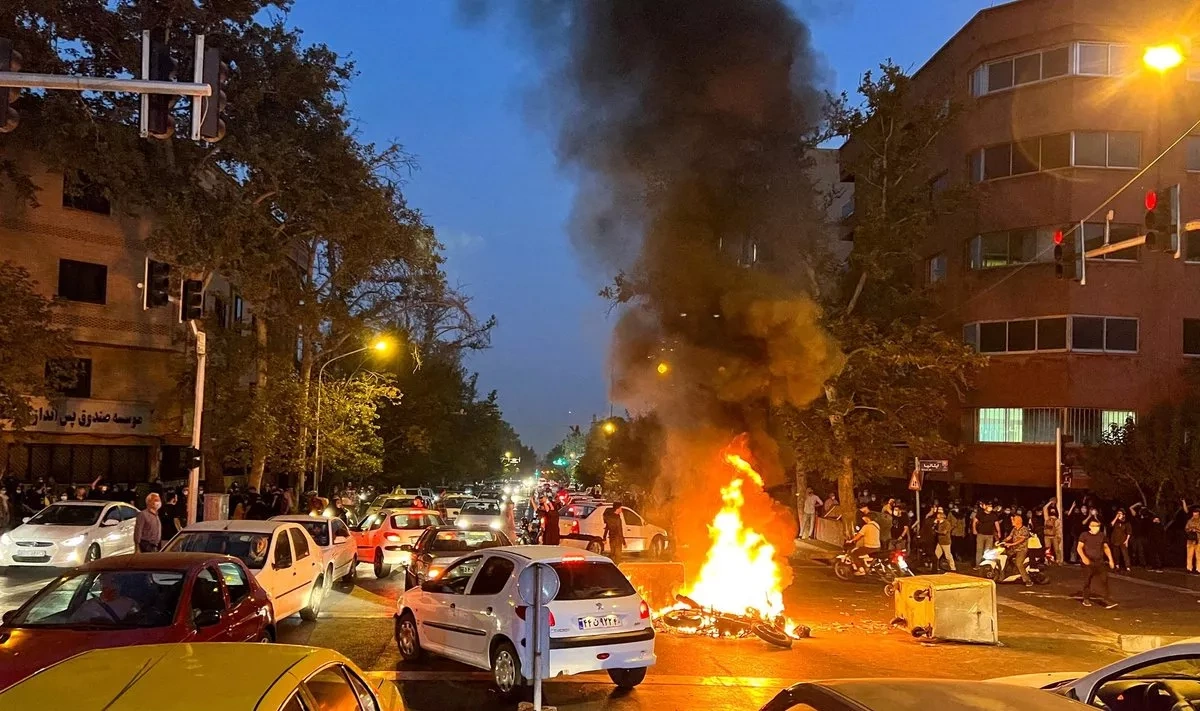 Iranian police arrest key figures in nationwide protests