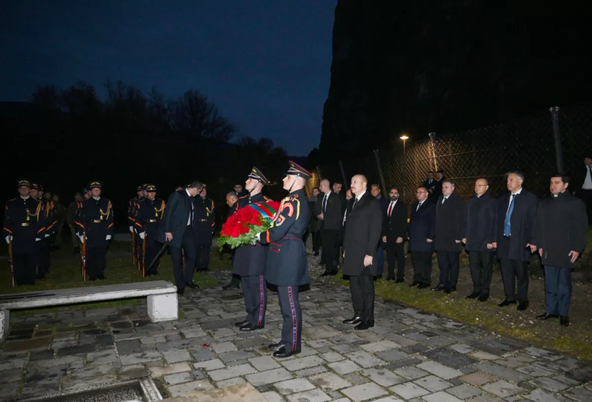 Azerbaijani, Slovak presidents honour victims at Gate of Freedom Memorial PHOTO