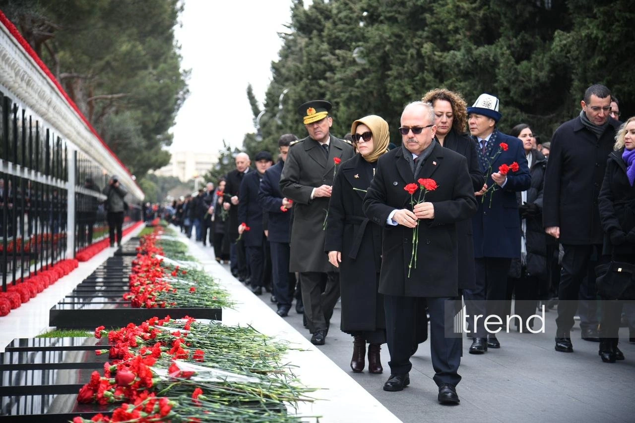 Foreign ambassadors pay tribute to martyrs in Azerbaijan's Baku (PHOTO)