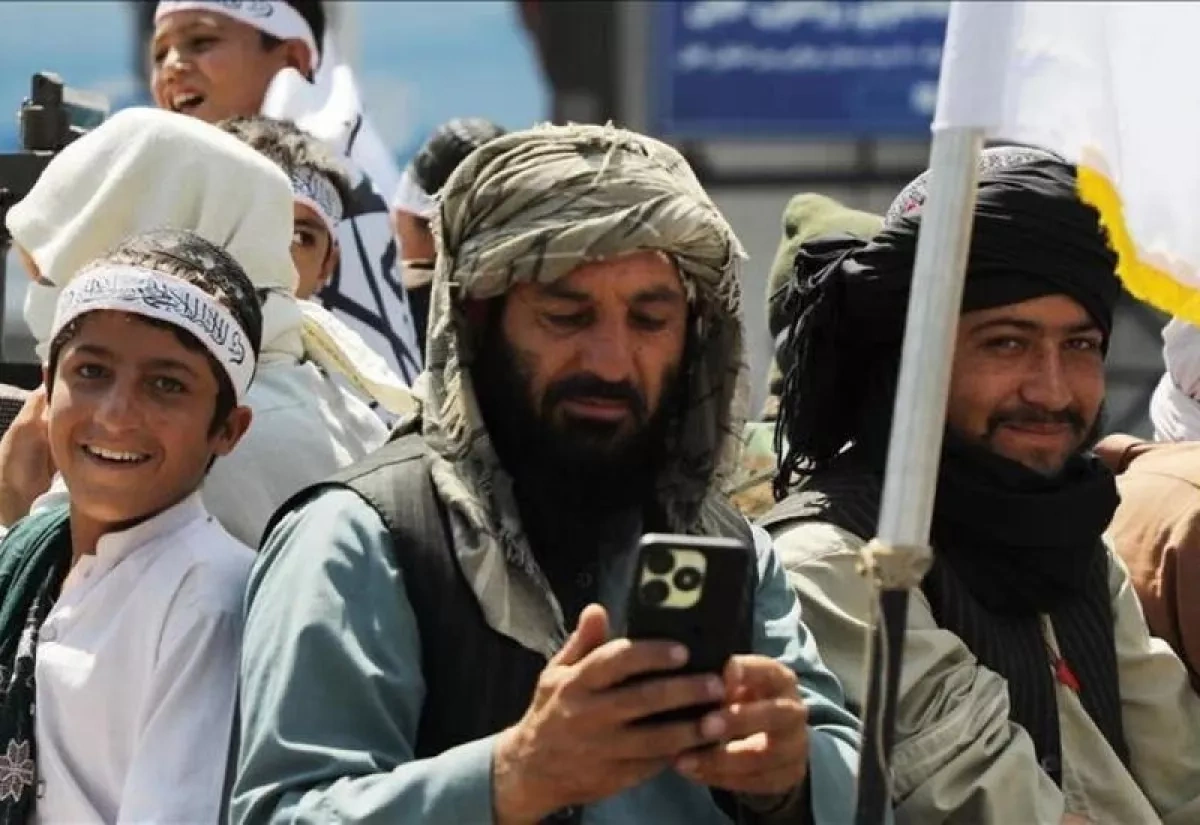 Taliban warns of military court action for smartphone users