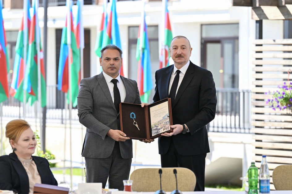 President Ilham Aliyev meets with families moving to first residential complex in Zangilan city (PHOTO)