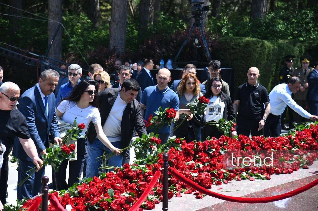 Azerbaijani people honor memory of National Leader Heydar Aliyev (PHOTO)