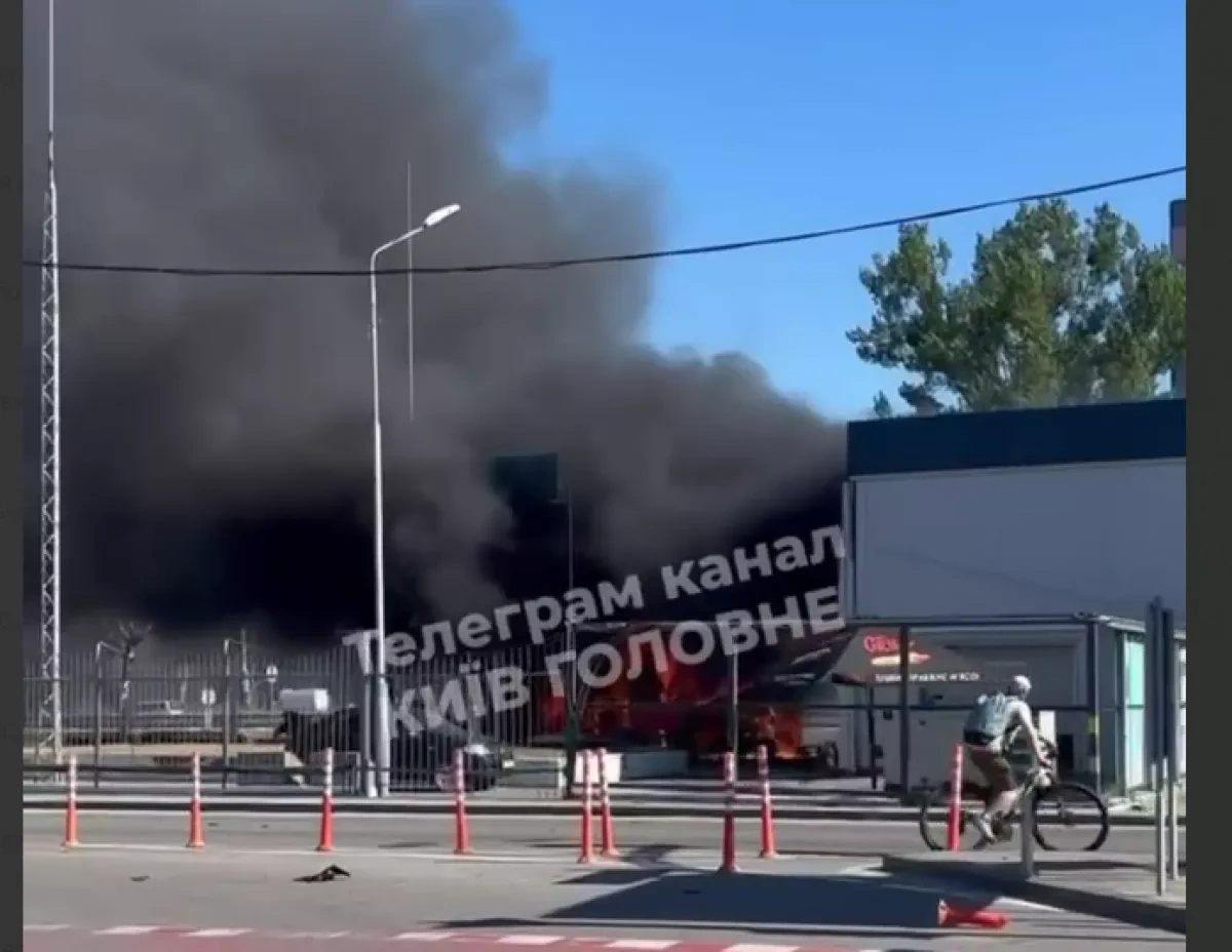 Drone strikes petrol station in Kyiv, injuries reported

 VIDEO