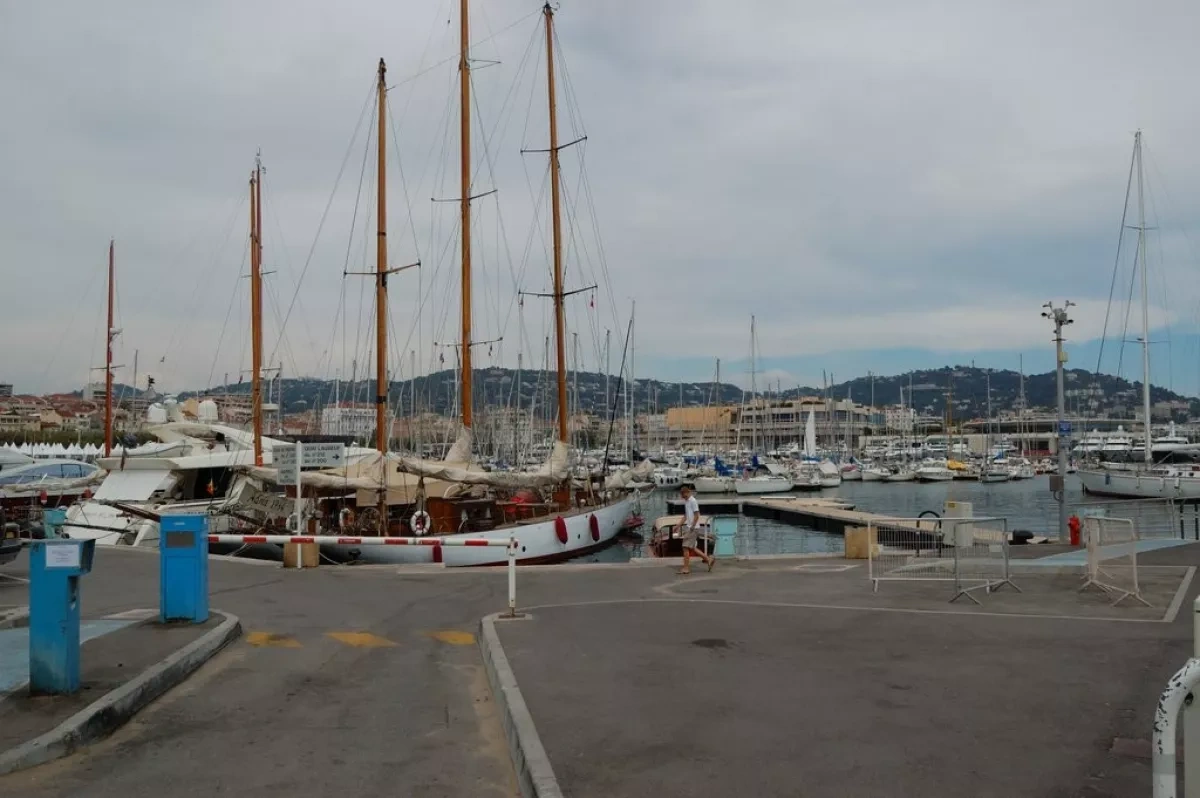French fishermen block Cannes port over rising fuel prices