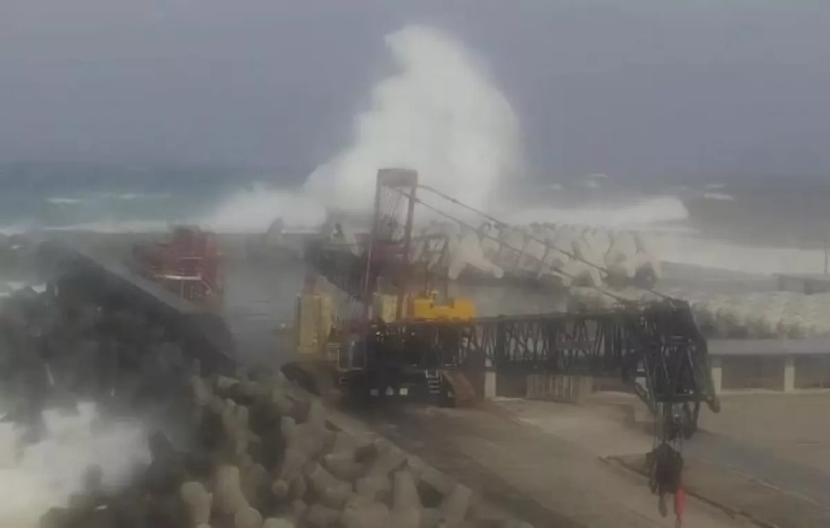 Japan: Typhoon Chan-hom leaves thousands of homes without power