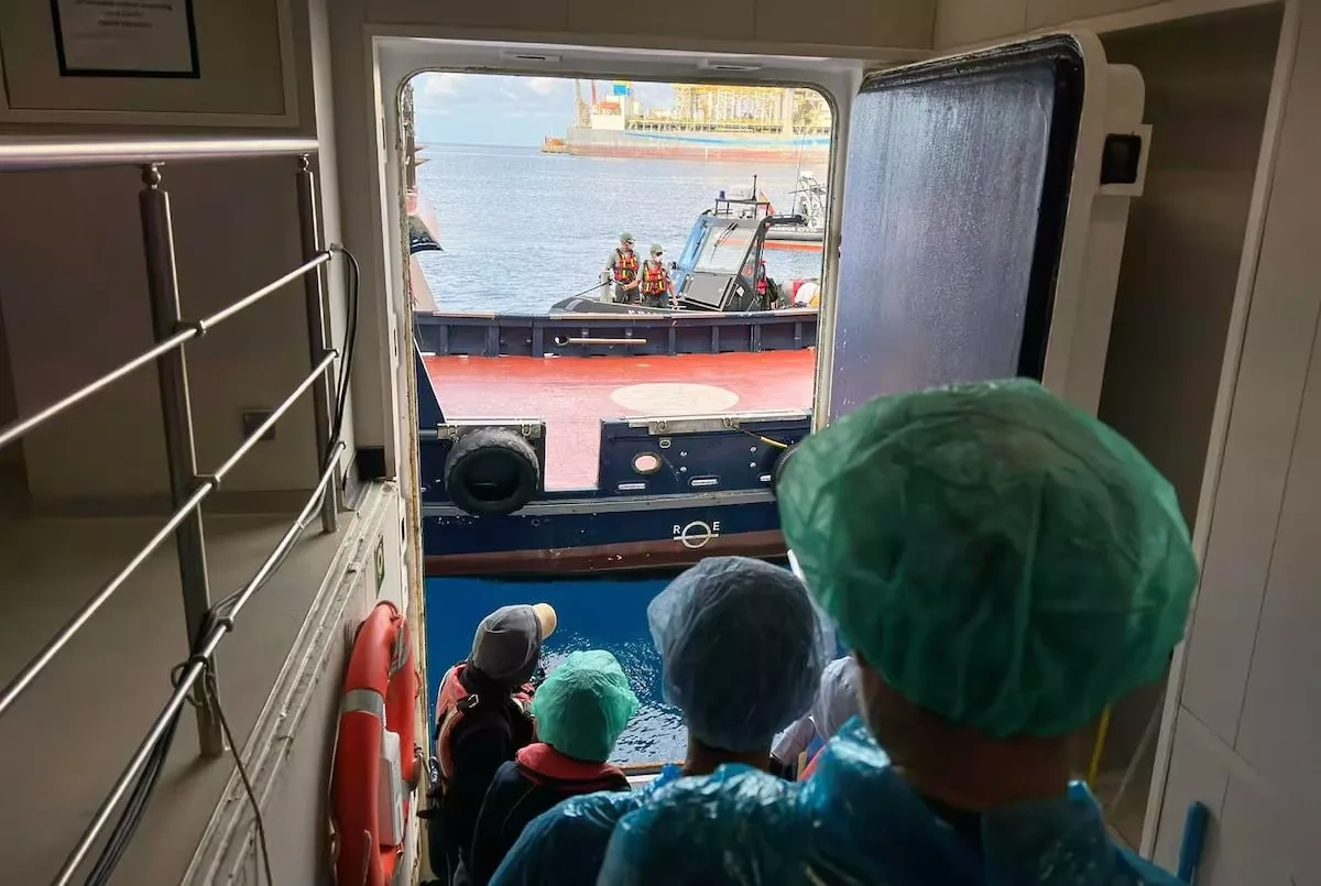 El País shows evacuation of passengers from hantavirus-affected ship PHOTO