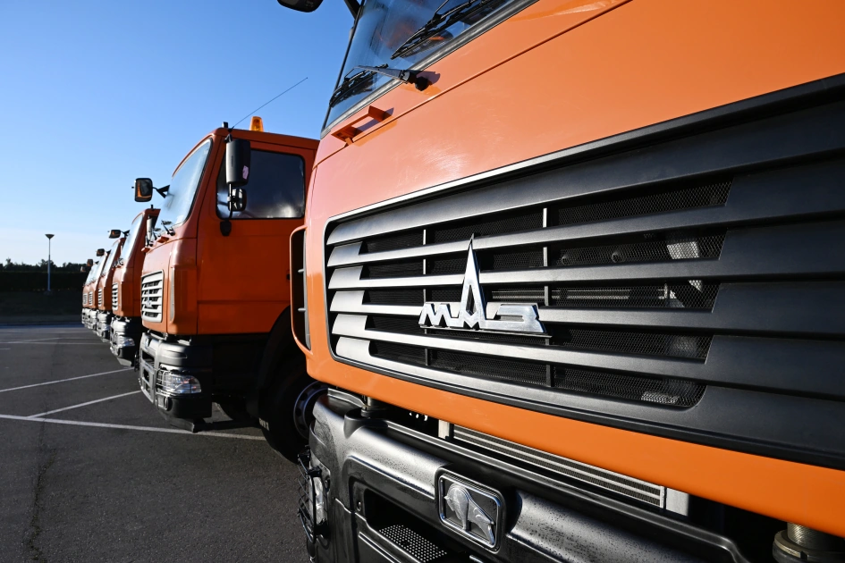 President Ilham Aliyev inspects work of vehicles transporting household waste in Baku (PHOTO)