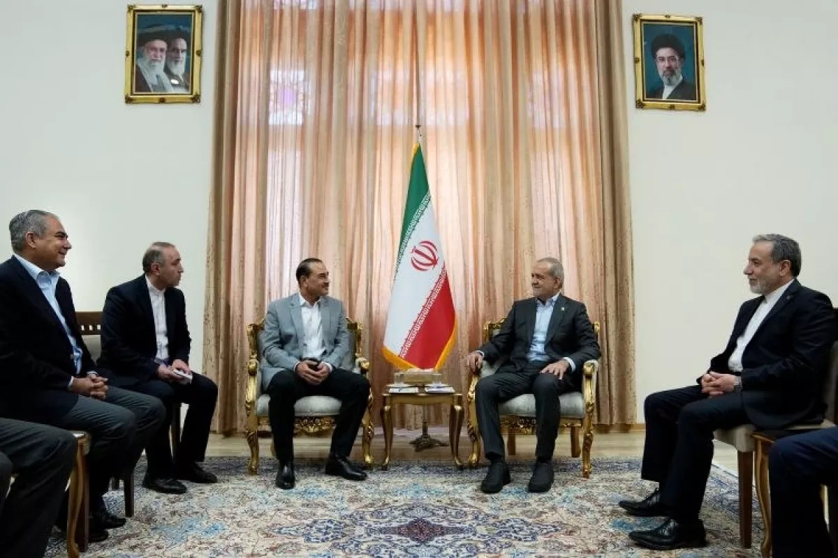 Pakistan army chief meets Iranian president during visit to Tehran PHOTO