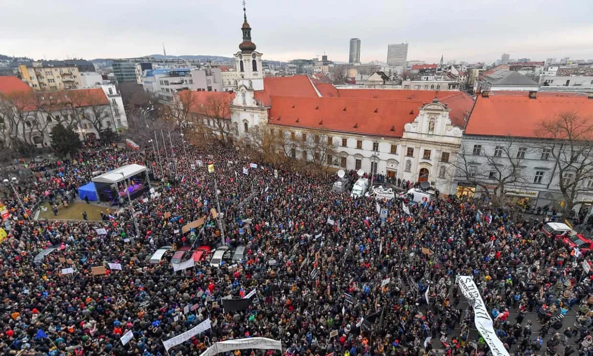 Mass protests erupt in Slovakia over planned electoral law changes PHOTO