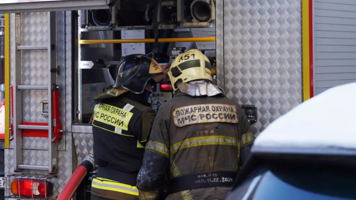 Panic in northern Moscow as fire engulfs hostel, car service centre PHOTO