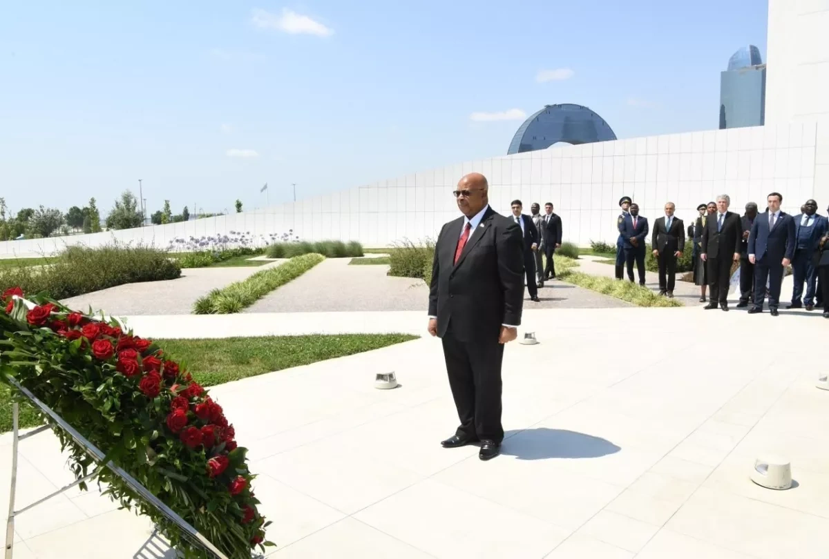 Zimbabwean parliamentary speaker visits Azerbaijan's Alley of Honour PHOTO