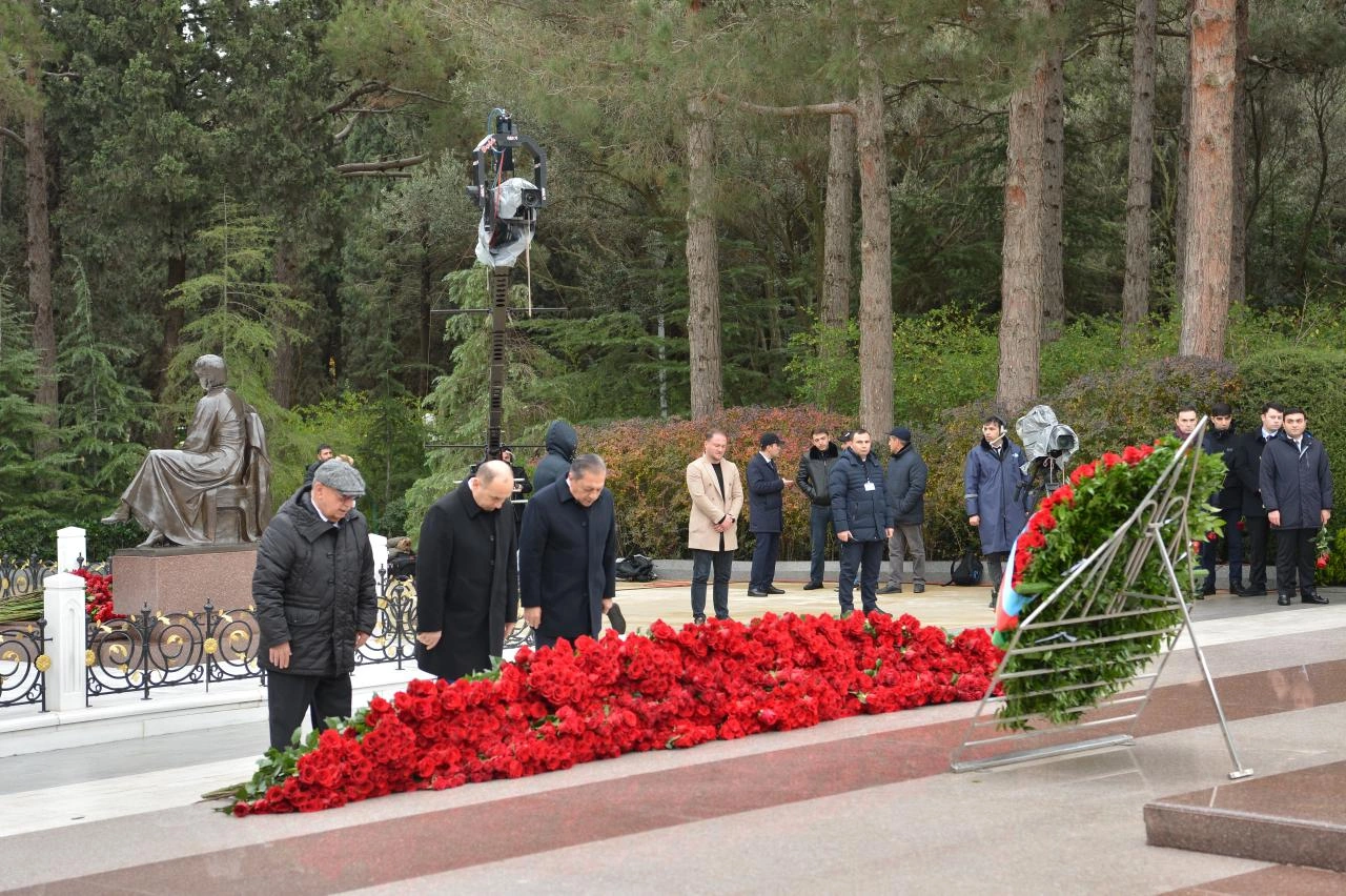 Azerbaijani Parliament staff commemorate National Leader Heydar Aliyev at Alley of Honor (PHOTO)