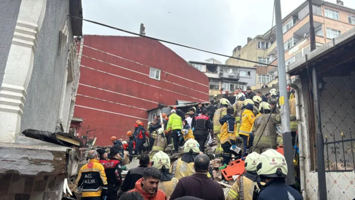 Two buildings collapse in Istanbul’s Fatih, people trapped under rubble PHOTO / UPDATED
