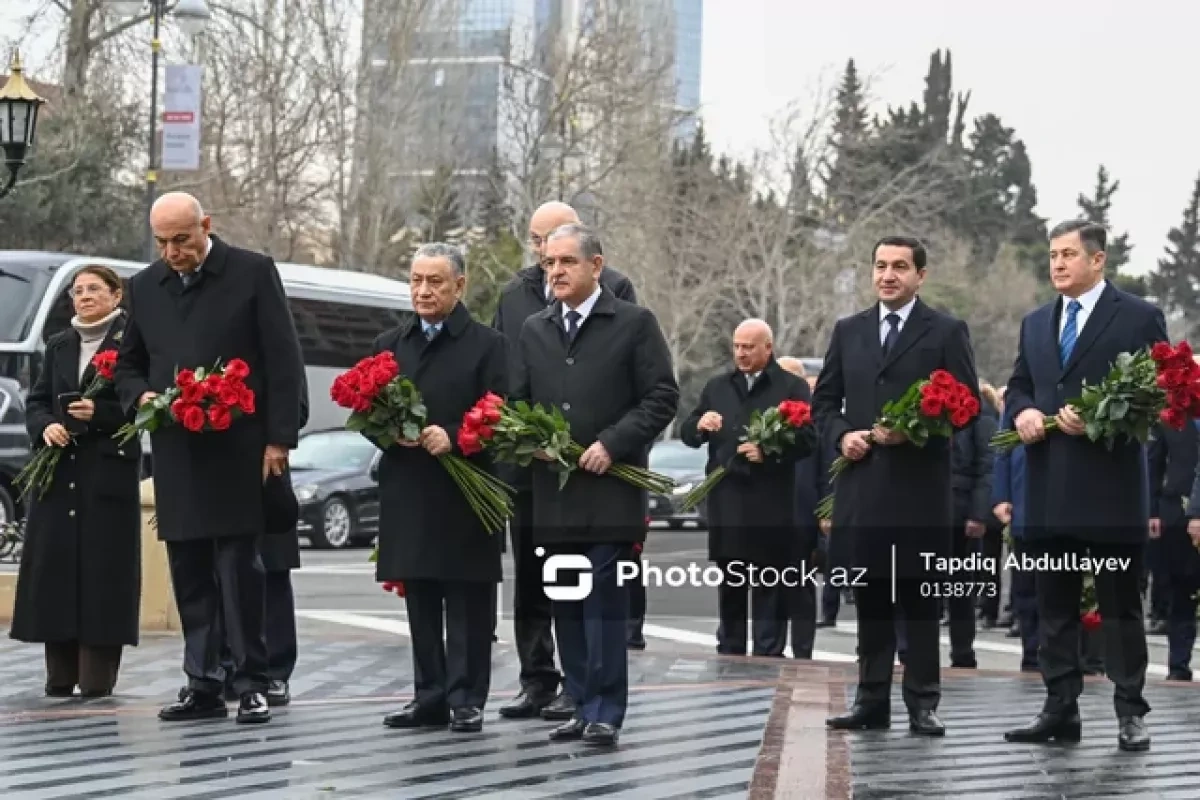Azerbaijani officials visiting Khojaly tragedy memorial in Baku PHOTO