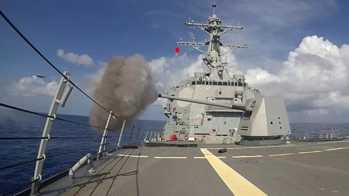 TWZ: US warship fires deck gun at Iranian vessel for first time in nearlt four decades