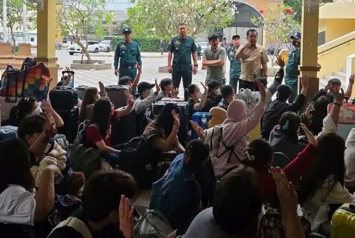 Cambodia accuses Thailand of chemical weapons use as thousands of Thais stuck at border PHOTO