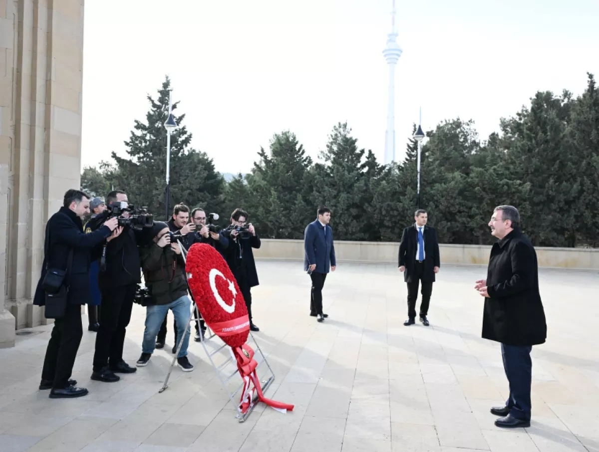Turkish VP pays tribute to martyrs in Baku PHOTO