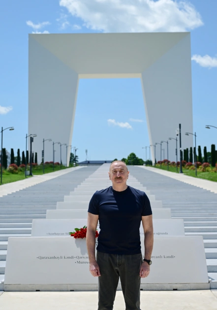 President Ilham Aliyev lays flowers in front of Victory Arch in Khankendi city (PHOTO)