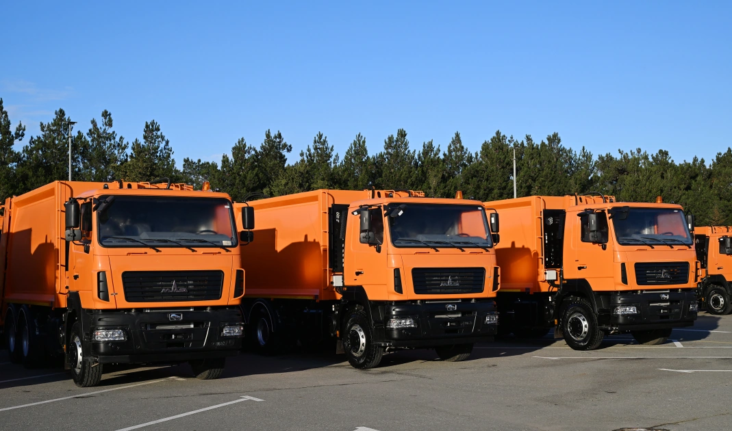 President Ilham Aliyev inspects work of vehicles transporting household waste in Baku (PHOTO)