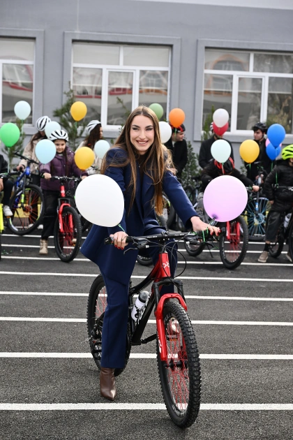 Heydar Aliyev Foundation VP Leyla Aliyeva and Alena Aliyeva visit STEAM center and Secondary School No. 37 in Ganja (PHOTO)