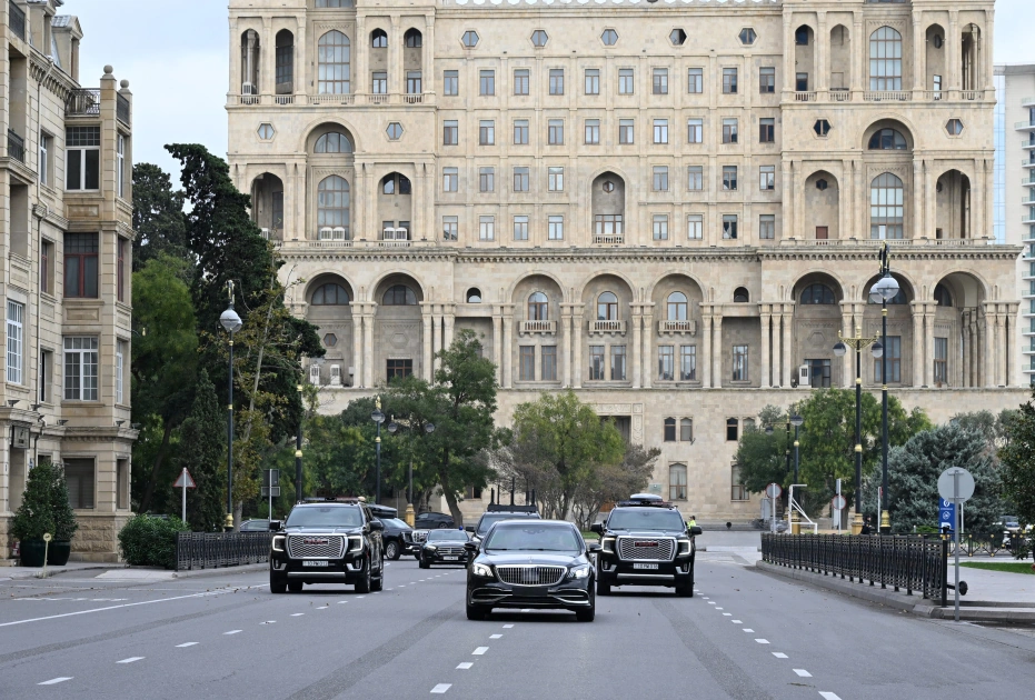 President Ilham Aliyev drives through Baku to White City with Kadyrov (PHOTO)