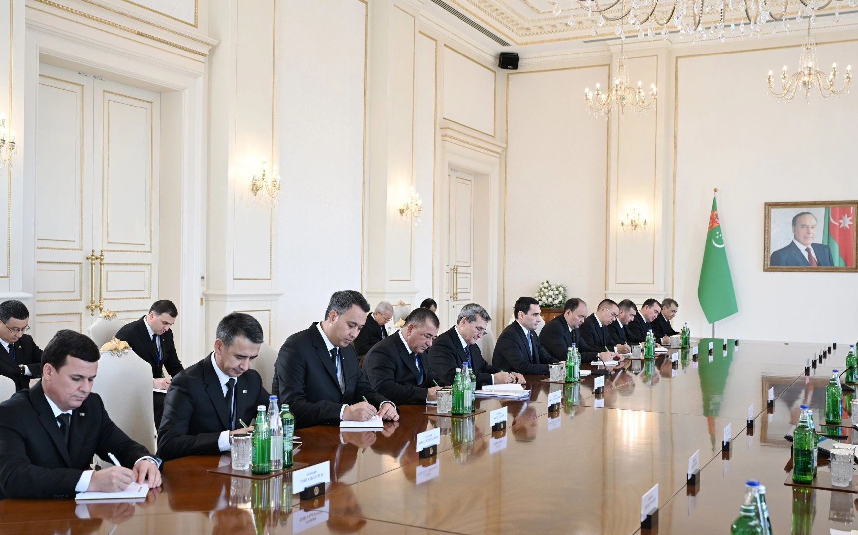 President Ilham Aliyev holds expanded meeting with President of Turkmenistan (PHOTO)