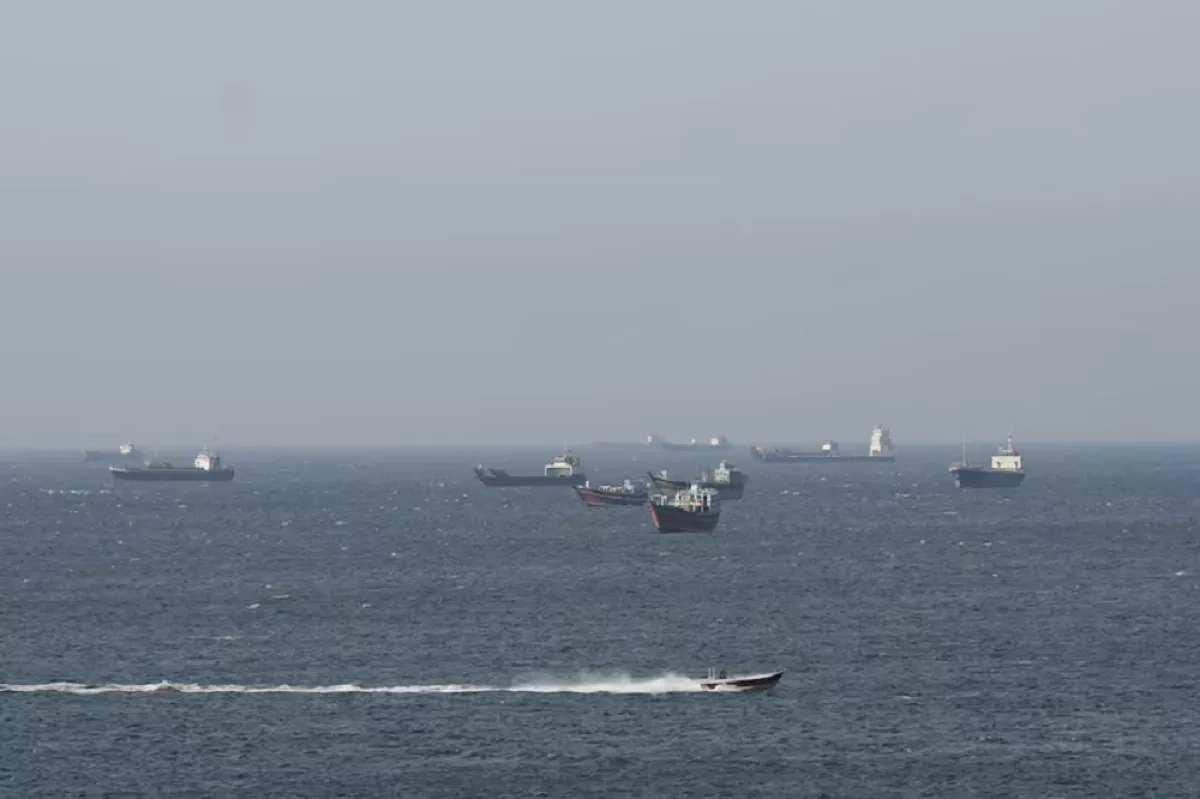 Iran attacks US warships after seizure of vessel in Gulf of Oman VIDEO