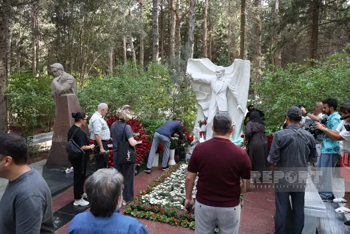 Baku honors iconic singer Muslim Magomayev on 84th birth anniversary PHOTO