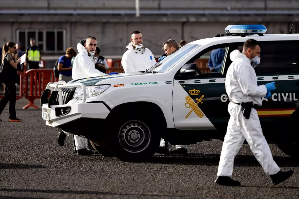 El País shows evacuation of passengers from hantavirus-affected ship PHOTO