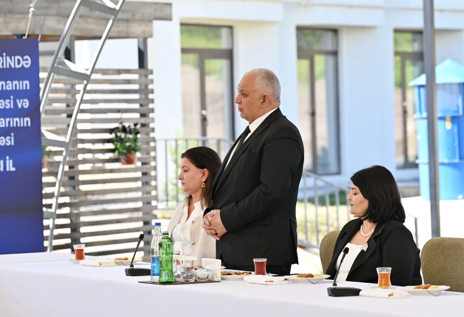 President Ilham Aliyev meets with families moving to first residential complex in Zangilan city (PHOTO)