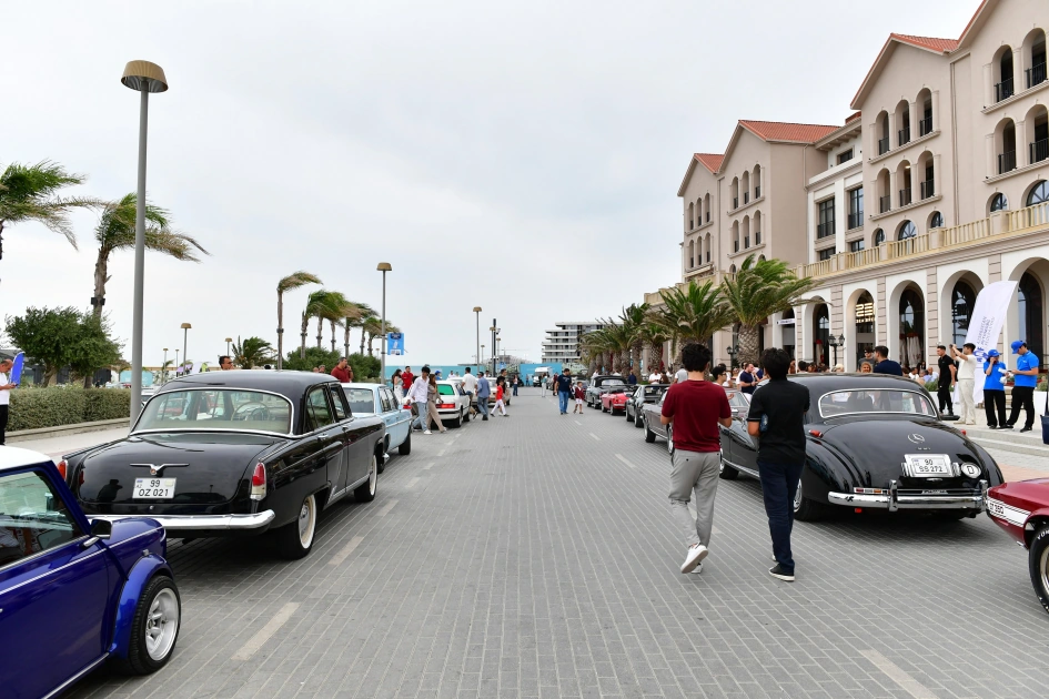 Vice-President of Heydar Aliyev Foundation Leyla Aliyeva and Arzu Aliyeva watch classic car parade and exhibition (PHOTO)