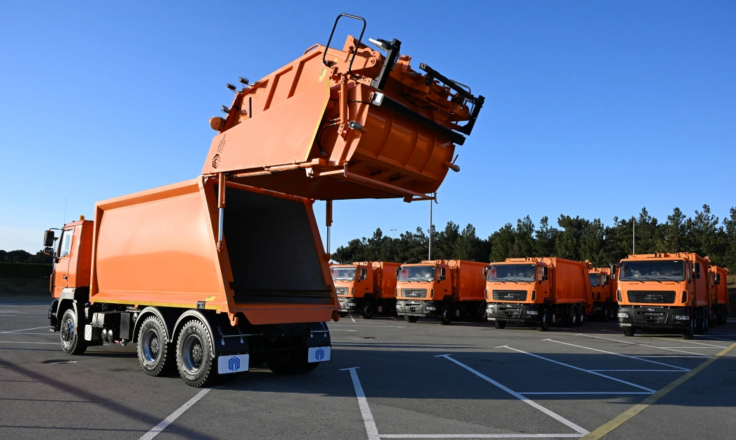 President Ilham Aliyev inspects work of vehicles transporting household waste in Baku (PHOTO)