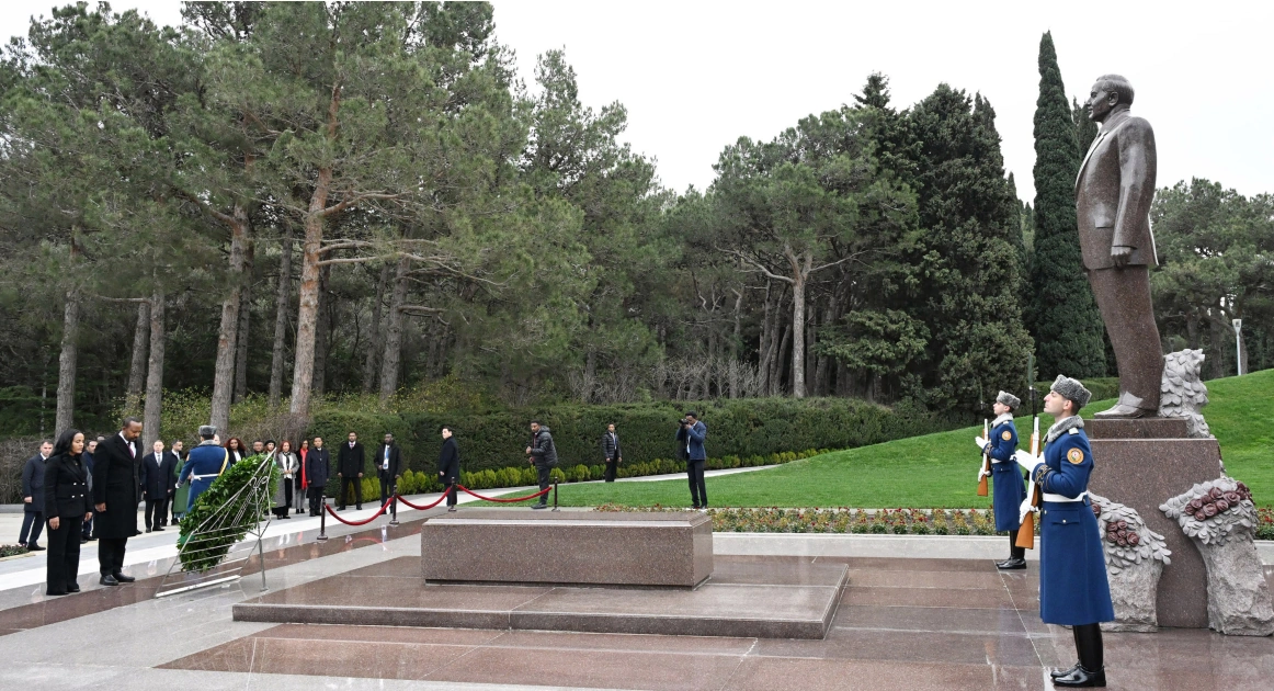 Ethiopian Prime Minister pays tribute to National Leader Heydar Aliyev (PHOTO)