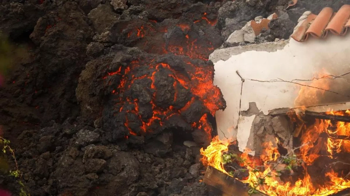 Kīlauea Volcano erupts in Hawaii, sending lava 110 meters into air VIDEO