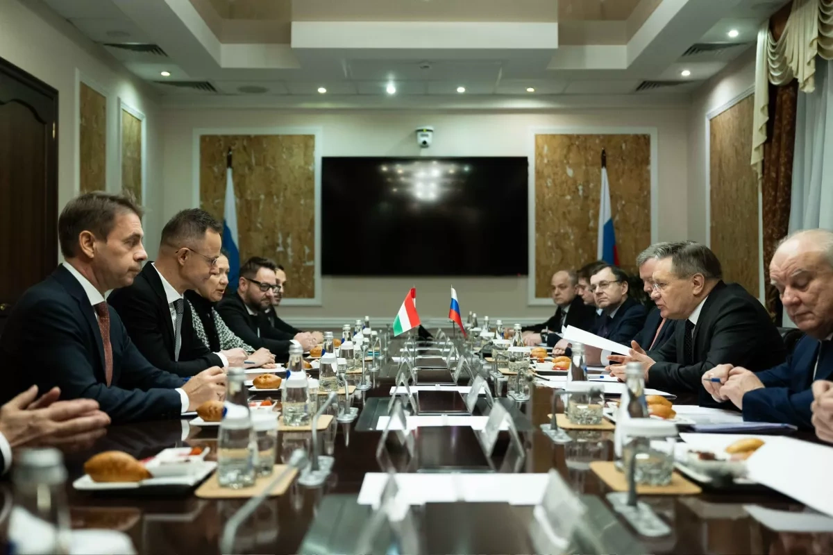 Hungary’s top diplomat arrives in Moscow to boost economic ties photo