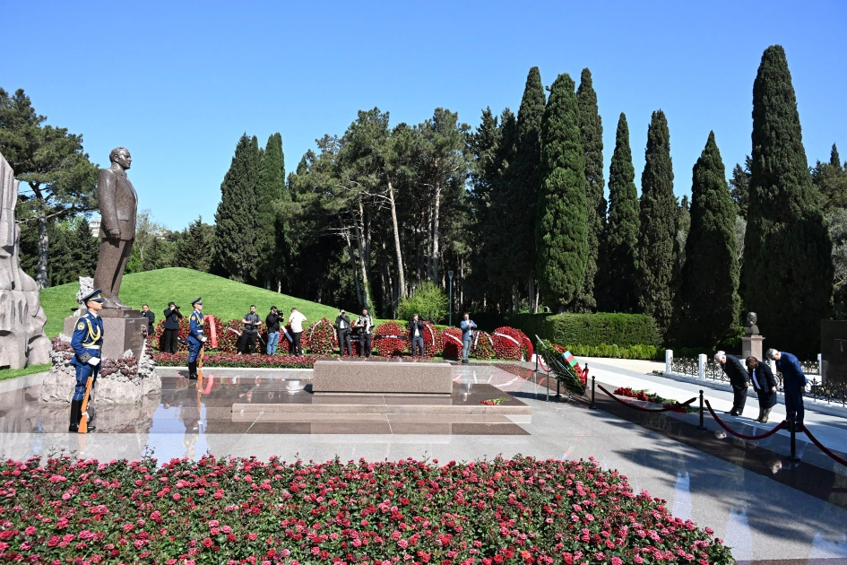 Azerbaijan’s state and government officials pay tribute to National Leader Heydar Aliyev (PHOTO)