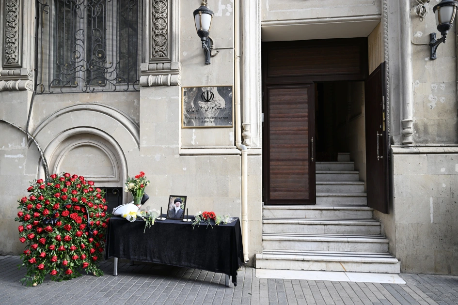President Ilham Aliyev visits Iranian Embassy in Azerbaijan and expresses condolences (PHOTO)