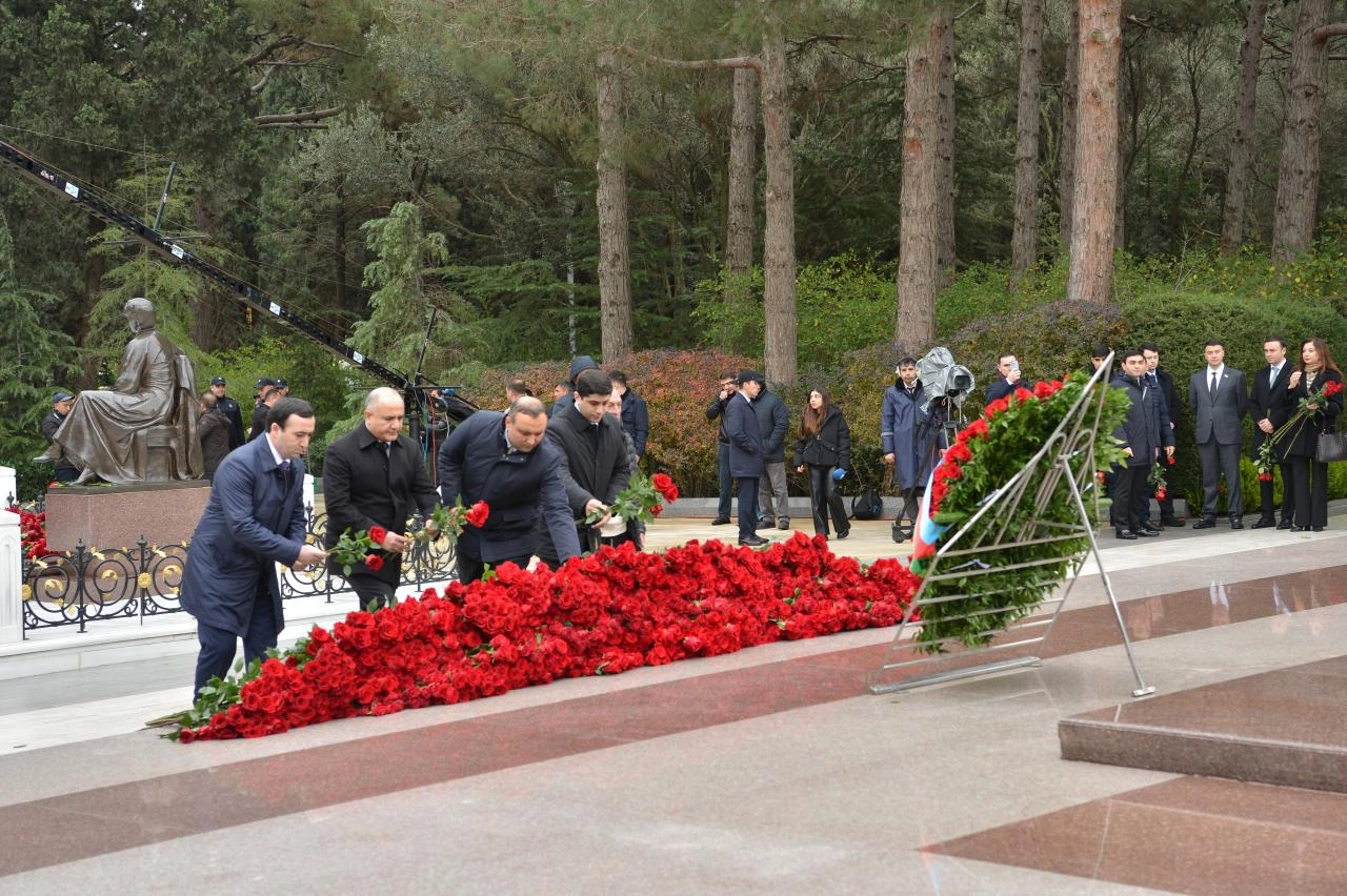 Azerbaijani Parliament staff commemorate National Leader Heydar Aliyev at Alley of Honor (PHOTO)